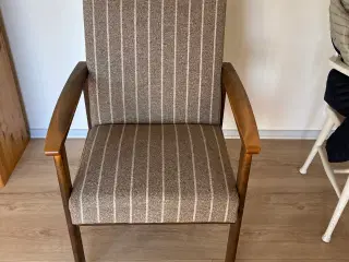 Stol med stofbetræk og træstel
