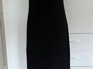 Lang, sort kjole med slids