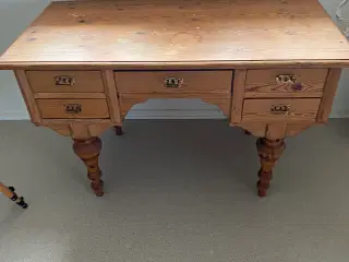 Antik skrivebord afsyret fyrretræ