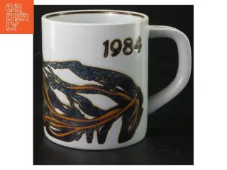 Porcelænskrus med kunstnerisk dekoration, 1984 fra Royal Copenhagen (str. 11,5 cm)
