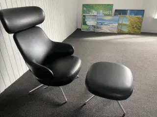 Sort læder stol og skammel fra Swedese Møbler