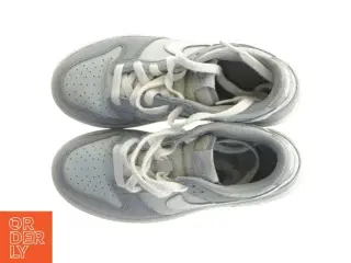Brugte grå sneakers fra Nike (str. 33)