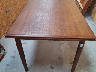 Teaktræ spisebord