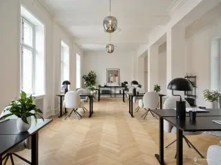 Flot kontorlejemål med udsigt til Nyboder