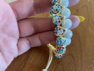Nye knyttede armbånd