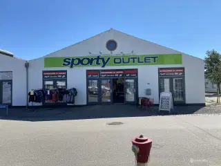 Butikslejemål på 861 m2 med mulighed for pladskrævende varegrupper