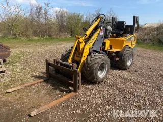 Minilæsser Mustang 306 med skovl og pallegafler