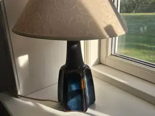 Smuk Søholm keramiklampe i blå nuancer