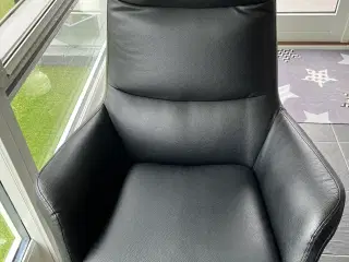 FIA Lænestol med fodskammel sort PU 