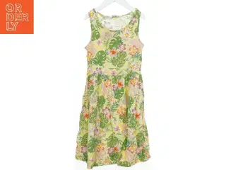 Sommerkjole med tropisk mønster fra H&M (str. 140)