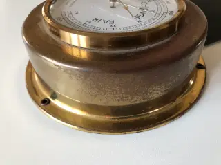 Flot skibsbarometer i messing med masser af patina