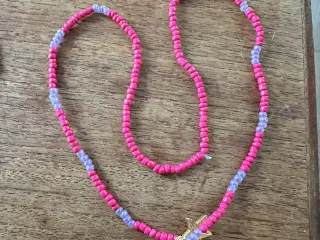 Hjemmelavet halskæde med vedhæng 