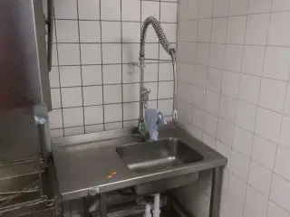Stålbord med vandhane