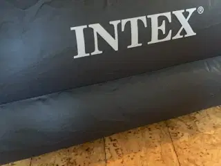 INTEX luftmadras m indbygget pumpe 