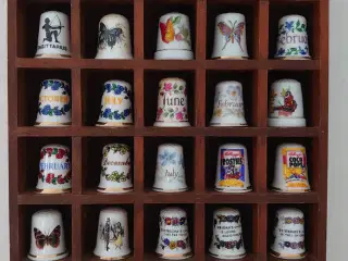 20 stk porcelænsfingerbøl i kasse til vægophæng