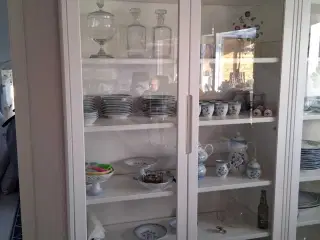 Vitrineskabe sælges.