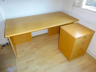 Skrivebord med skuffemøbel