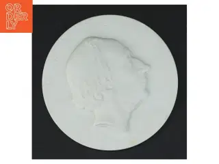 Hvid porcelænsplatte med relief af H.C.Andersen fra Royal Copenhagen (str. Ø 10,5 cm)
