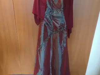 En rigtig flot elegant festkjole med et sjal