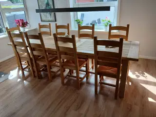 Spisebord med 10 egetræsstole