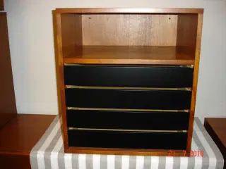 Skab , lys mahogny m. sorte skufferH: 56,B: 50, D: