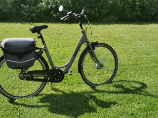 Dame El-cykel med 2 gode batterier og 7 gear