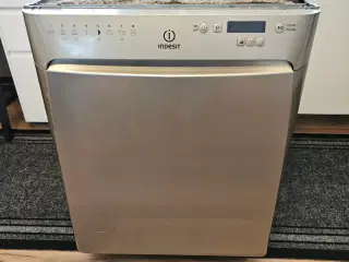 Indesit opvaskemaskine i rustfrit stål