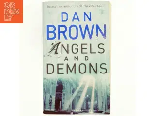 Angels and Demons by Dan Brown (Bog)