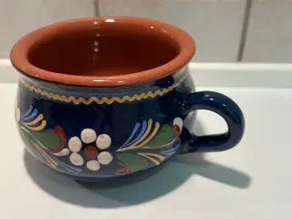 Almue malet potte med blå bund og deco.