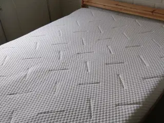 IKEA tre sengeramme plus madras og topmadras