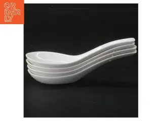 Hvide serveringsskeer med mønster (str. 4 stk 14,5 cm)