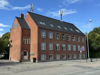 Lyse kontorlokaler i høj kld. udlejes.