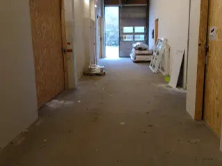 Lager-/produktionslokaler højloftet med egen port.