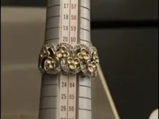 Stor blomster ring i 14kt guld m. diamanter 