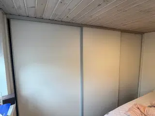 Klædeskab med skydelåger