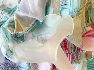 Hvidt glas, løgformet m flæser, syrebehandlet
