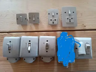 Gamle stikkontakter og afbrydere