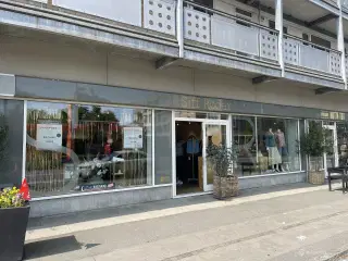 CENTRALT OG GODT BELIGGENDE LEJEMÅL UDLEJES