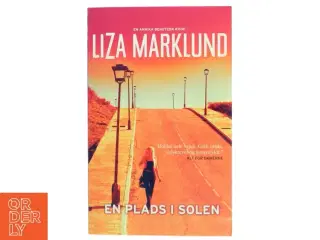 En plads i solen : krimi af Liza Marklund (Bog)