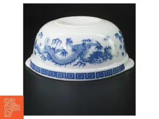 Blå-hvid porcelænsskål med dragemotiv