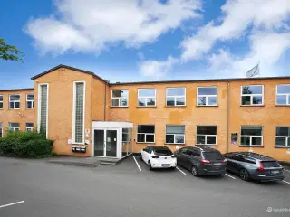 Flotte og lyse kontorlokaler med en god beliggenhed centralt i Søborg.