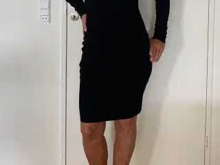 Esenz smuk sort tætsiddende sort kjole str. M 