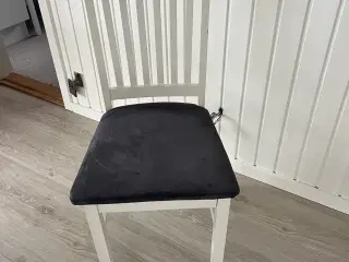 Spisebord med 2 tillægsplader og 8 stole