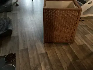 Vasketøjskurv i kraftigt flet 