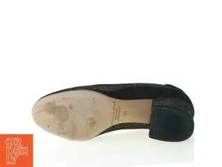Pumps fra Yvonne Koné (str. 35)
