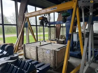 - - - SWG 2000kg portal kran