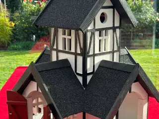 Fuglehuse med rede på 1. Sal og foderplads i stuen