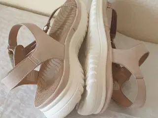 Nye Reiker sandaler til damer st 37.