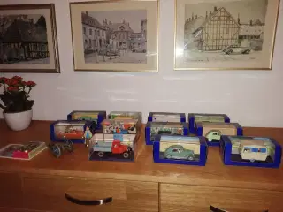  11 tin tin biler og  2 figurer 