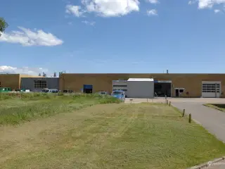 Centralt beliggende højloftet lager i Køge tæt ved motorvejsafkørsel 32